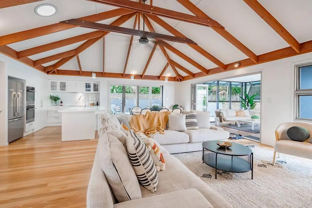 Luxurious Beachside Living Mudjimba Ferienhaus