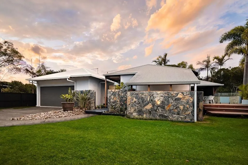 Luxurious Beachside Living Mudjimba Ferienhaus