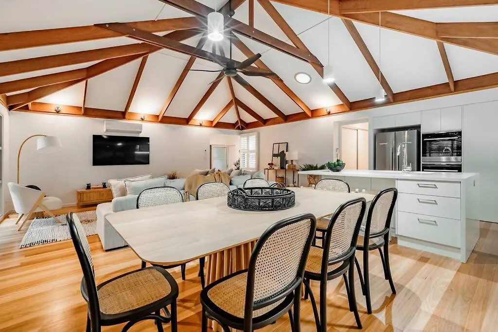 Dom wakacyjny Luxurious Beachside Living Mudjimba Australia